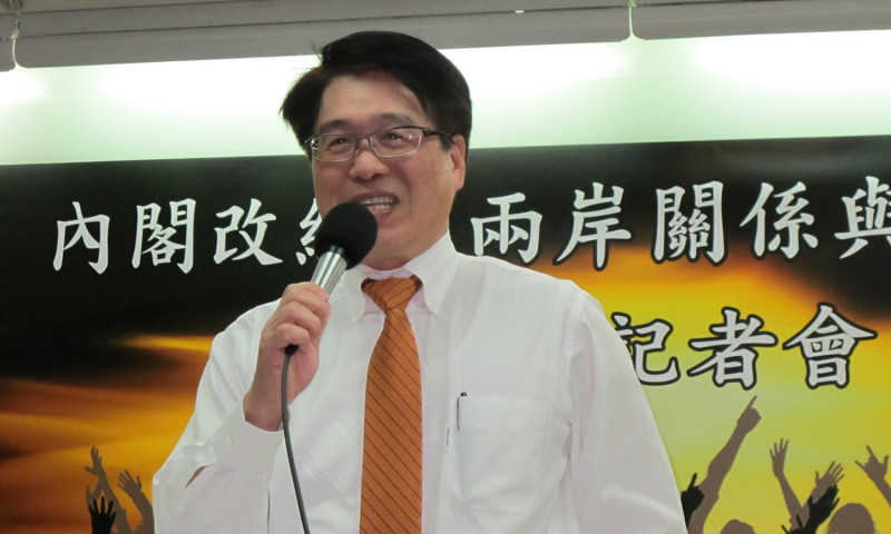 台灣民意基金會董事長游盈隆19日公布最新民調資料。   圖：林朝億/攝