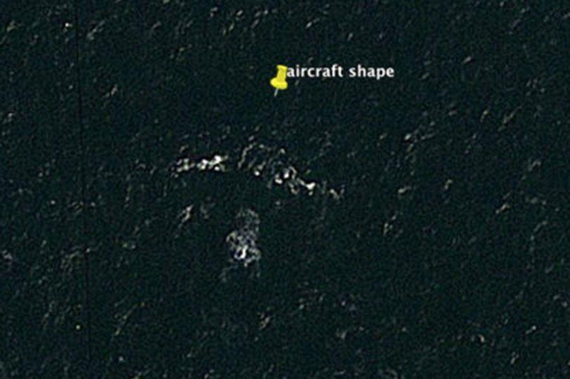 澳洲工程師宣稱利用Google Earth，在模里西斯龍德島以南16公里的海底，找到失蹤的馬航MH370班機殘骸。   圖：翻攝《每日星報》/Google Earth