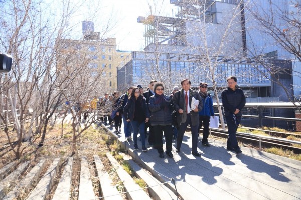 陳菊率團參訪紐約市高線公園。   圖：高雄市政府/提供