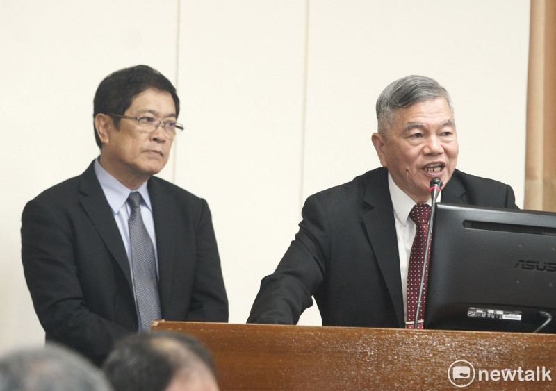 經濟部長沈榮津、台電董事長楊偉甫在立法院經濟委員會備詢。   圖：張良一/攝