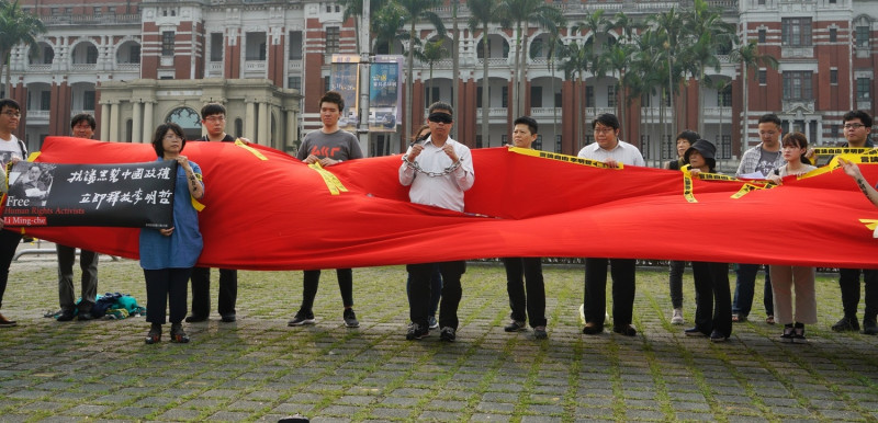 李明哲救援大隊19日下午在總統府前廣場展開遊行活動。   圖：張良一/攝