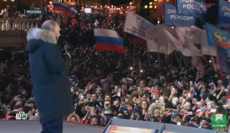 普亭在莫斯科馬涅茲廣場發表勝選感言，在掌聲與歡呼聲中，向所有支持者致謝。   圖：翻攝youtube