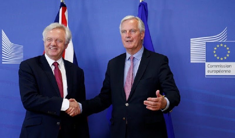 歐盟與英國19日達成初步協議，脫歐過渡期至2020年底結束。圖為歐盟首席談判代表巴尼耶（右）與英國脫歐大臣戴維斯（左）。       圖：達志影像/路透社資料照