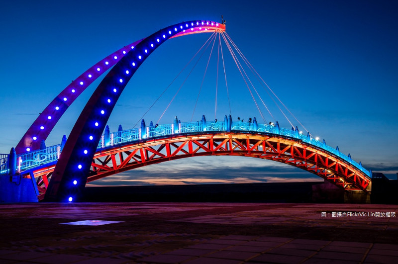 現在苗栗縣苑裡有一處新打卡地標，彩虹橋」是苑裡漁港最熱門的觀光景點，晚間LED燈照映在海面上打造絢爛夜景，讓你白天吃海產晚上賞夜景橋！   圖：翻攝自Flickr／Vic Lin開放權限