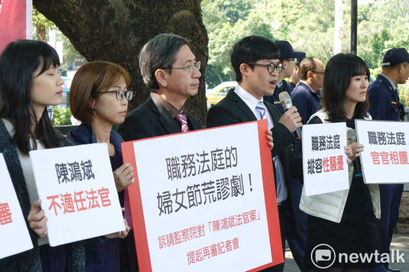 陳鴻斌法官騷擾女助理案的判決引發民眾不滿，到監察院前舉牌抗議，籲請監院要求司法重審。   圖：張良一/攝