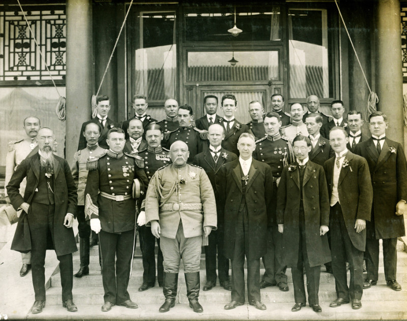 1913年10月10日袁世凱正式就任中華民國大總統之後，各國駐華使節覲見合影。   圖：翻攝自維基百科