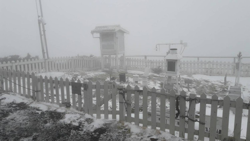 玉山清晨7:25在水氣與低溫的配合下降下細雪。   圖：中央氣象局／提供