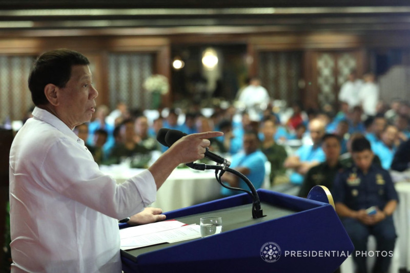 菲律賓總統杜特地（左）打擊毒品泛濫手段強硬，招致國際批評。   圖：翻攝菲律賓總統辦公室
