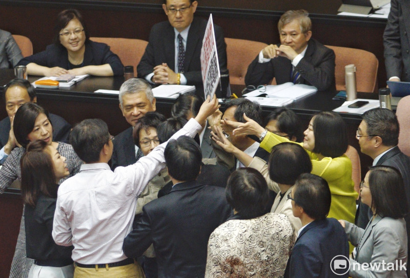 國民黨團為了抗議深澳電廠環評通過，上午提案180個法案表決杯葛行政院長在立院院會的總質詢，當民進黨以包裹表決否決後，多位國民黨立委拿著「深澳環評重新審查」的牌子衝向賴清德面前抗議。   圖：張良一/攝