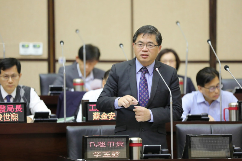 台南市代理市長李孟諺今（20）日在市議會議事廳澄清強調，市府秉持嚴謹態度，將善款用在受災戶身上。   圖 : 台南市政府/提供
