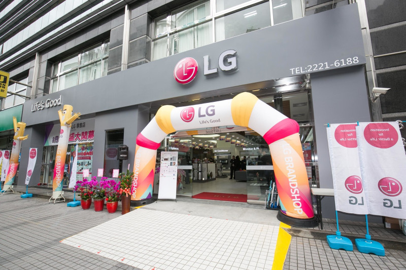 台灣LG電子2018年開春大喜，在台首間品牌旗艦店今（20）日隆重開幕，占地一百五十坪、斥資千萬打造頂級規格陳列，為韓國外亞洲第二間品牌旗艦店，充分展現LG對台灣市場的重視與企圖心。

   圖：LG/提供