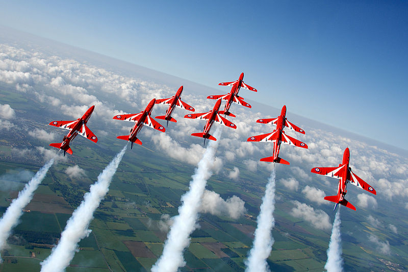 英國皇家空軍特技飛行隊成立超過50年，已經在全球50多個國家進行數千場次表演。   圖：翻攝維基網站