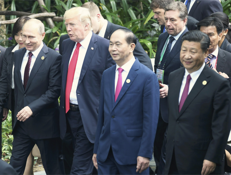 川普（左2）、普丁（左）與習近平（右）都是強勢領導者，又都有強烈的歷史抱負與企圖心，更重要的三人都是鮮明的民族主義與愛國主義者。圖為2017年11月11日，三人都前往越南，出席APEC峰會。   圖：達志影像/美聯社