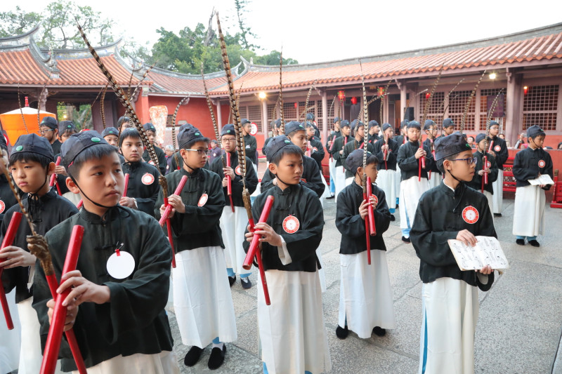 忠義國小學生擔任佾生，演釋六佾舞，向至聖先師孔子獻上最隆重的敬意。   圖：台南市政府/提供