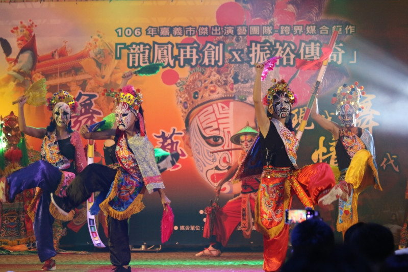 廟宇文化結合現代舞蹈藝術，展現不同風貌。   圖：龍鳳兒舞蹈團提供