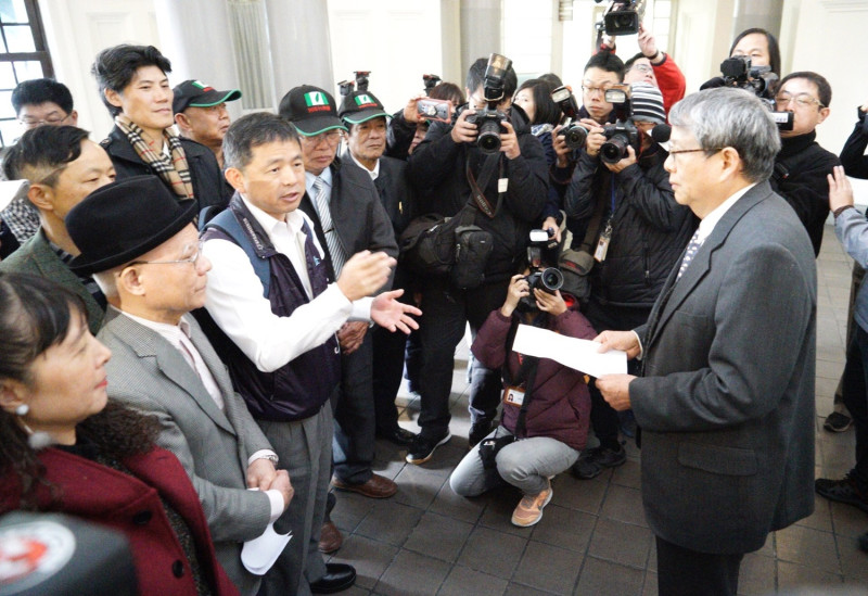 獨派團體21日到監察院向監委陳師孟陳情，要求平反扁案，並查辦相關承辦的檢察官和法官。   圖：張良一/攝