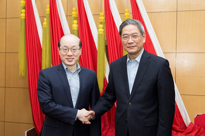 中國國務院台灣事務辦公室21日晚間正式公告，國台辦主任由副主任劉結一（左）升任，取代前主任張志軍（右）。   圖：取自國台辦官網