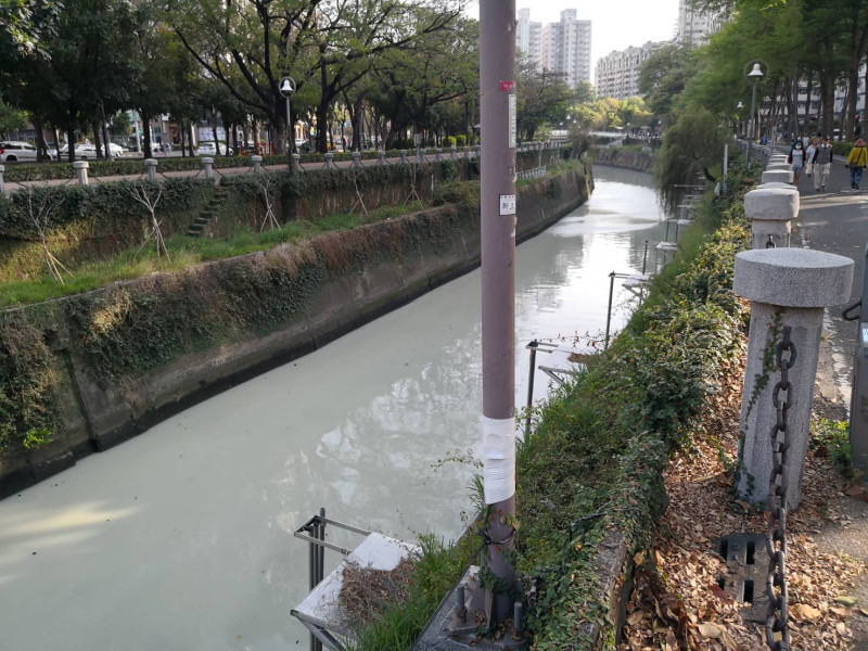 愛河明誠橋河段每年在季節變換時，水質時常會變成乳白色！   圖：高雄市環保局/提供