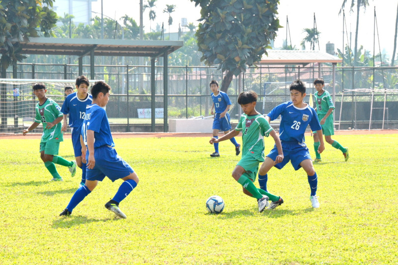 屏東縣政府舉行台灣與日本靜岡青少年間的足球交流賽。   圖：屏東縣政府/提供