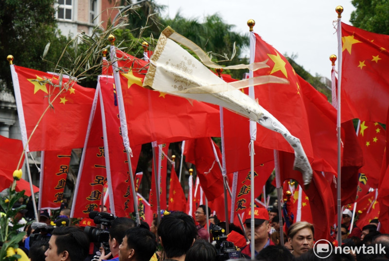 統促黨集會，高舉中國五星旗。   圖：張良一／攝（資料照片）