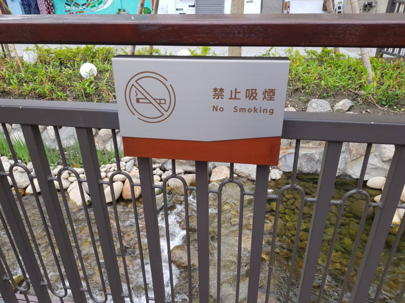 綠川周邊禁止吸菸告示。   圖：台中市政府/提供