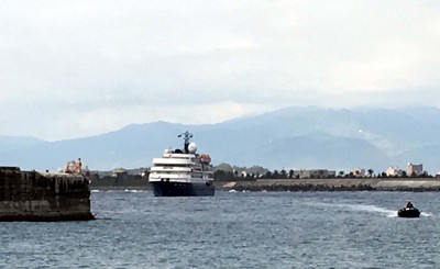 富岡漁港水深不足以停泊郵輪，上午8時「卡莉多麗號」郵輪靠泊於富岡漁港外海約1海里處。   圖 : 中央社
