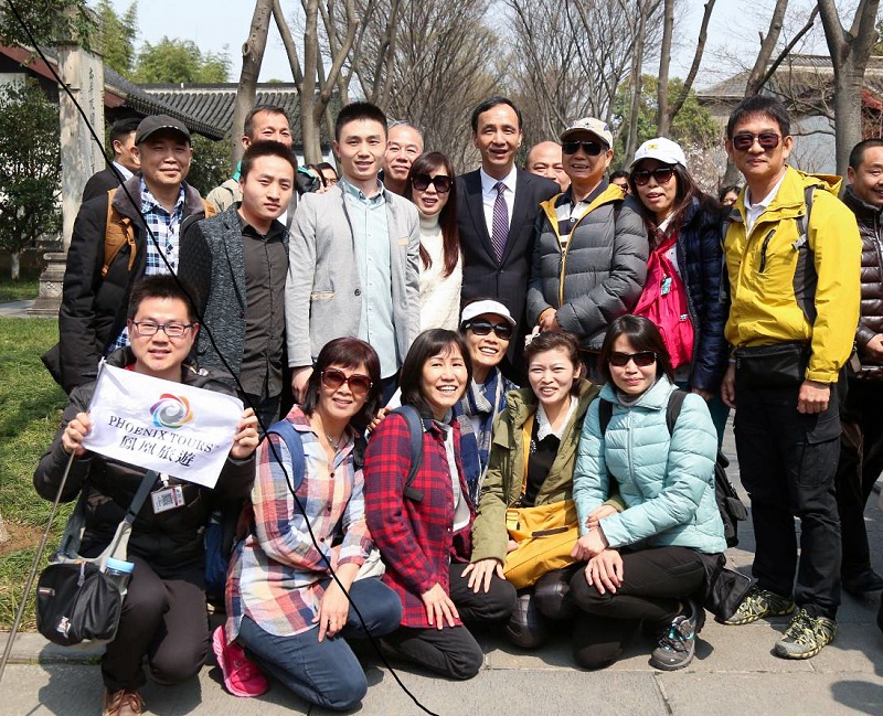 朱市長參訪中國近代史遺址博物館，與新北市遊客合影。   圖：新北市政府提供