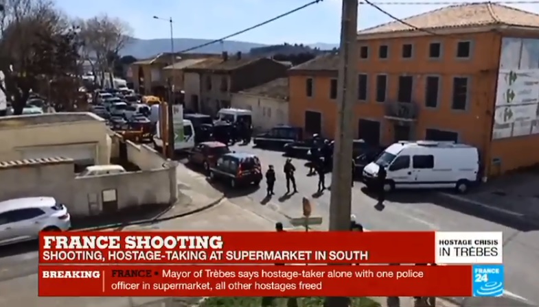 法國南部城市特雷貝（Trebes）今天發生人質挾持事件。   圖：翻攝France24畫面