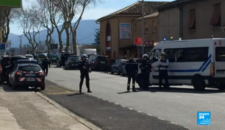 法國南部特雷貝一家超市發生人質挾持事件，嫌疑人自稱隸屬極端組織伊斯蘭國（IS），要求法國釋放2015年巴黎恐攻案中唯一存活的主嫌阿布岱斯蘭。   圖：翻攝Youtube