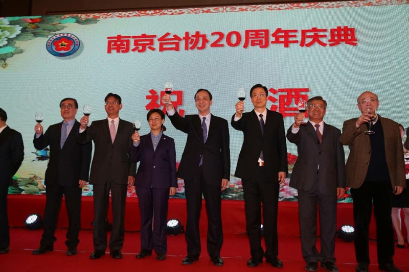 朱立倫與南京市長藍紹敏會面，並共同參加南京台協成立20週年慶晚會。   圖：新北市政府/提供