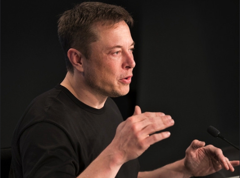 伊隆馬斯克被稱為改變世界的科技狂人，近日因推特上一句留言，刪除了旗下特斯拉汽車 (Tesla)、SpaceX 的 Facebook 專頁。   圖：翻攝自flickr/NASA Kennedy開放權限
