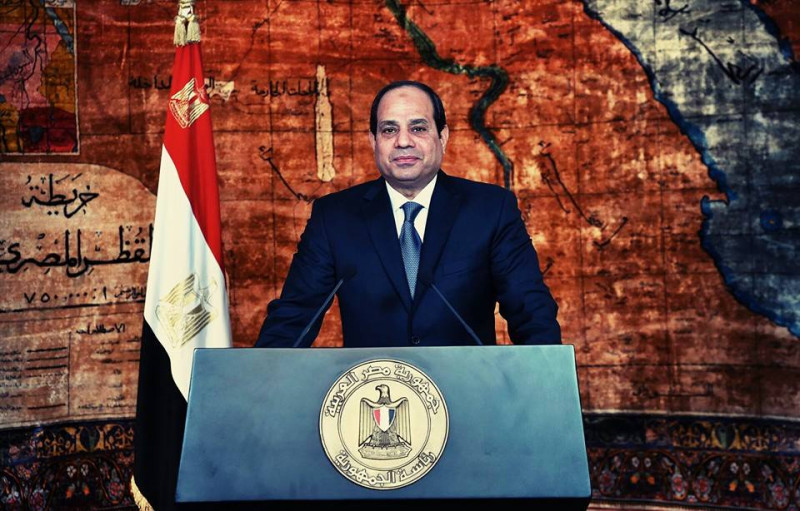 在競爭對手被逮捕或自己退選的情況下，埃及軍事強人塞西只剩下一個選假的「對手」，篤定當選。   圖：翻攝塞西臉書