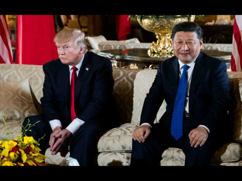 美國總統川普（左）對中國全面出手，外媒形容，中美關係幾十年從未有過像現在這樣緊張，也是中國自改革開放以來，從未出現過的孤立境地。那麼，中國國家主席習近平（右）還能挺多久？   圖：翻攝自Youtube