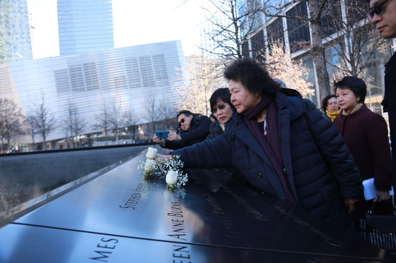 高雄市長陳菊24日訪911紀念館向7位台籍罹難者獻花致意。   圖/高雄市政府提供