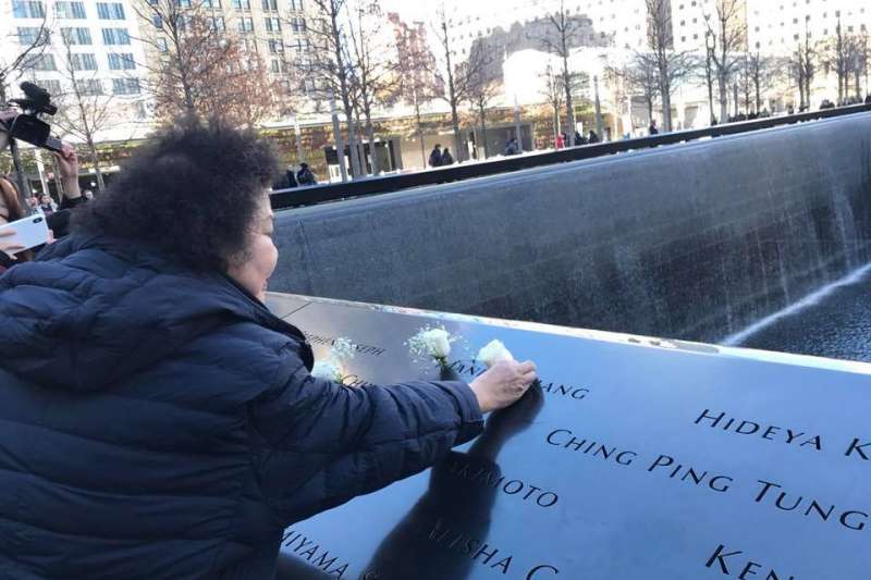 高雄市長陳菊參訪紐約911紀念館，向當年事件中不幸喪生的台灣籍罹難者獻花致意。   圖：翻攝陳菊臉書