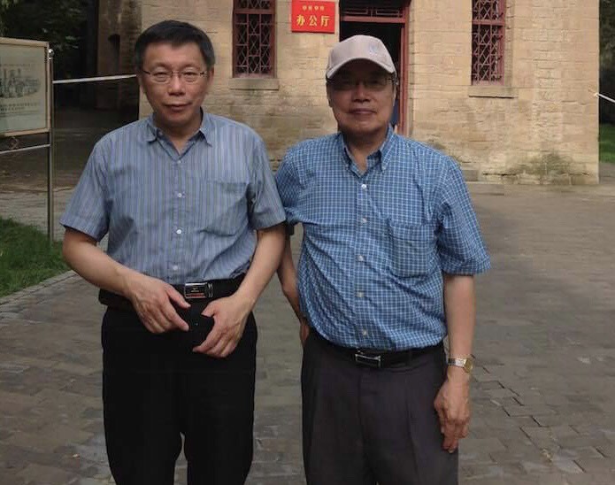 陳芳明（右）與柯文哲合影於延安。   圖：翻攝自陳芳明臉書