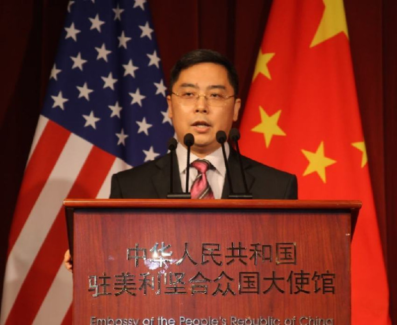 中國駐美公使李克新表示，台灣旅行法違反「一中原則」與三公報，一中原則是兩岸與中美關係政治基礎，不容交易。   圖 : 翻攝自Q博士