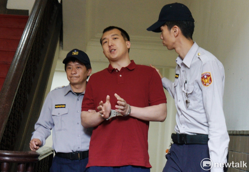 在押的周泓旭被法警帶到法庭前，對著媒體高喊：「這一切都是台灣自導自演的！」   圖：張良一/攝