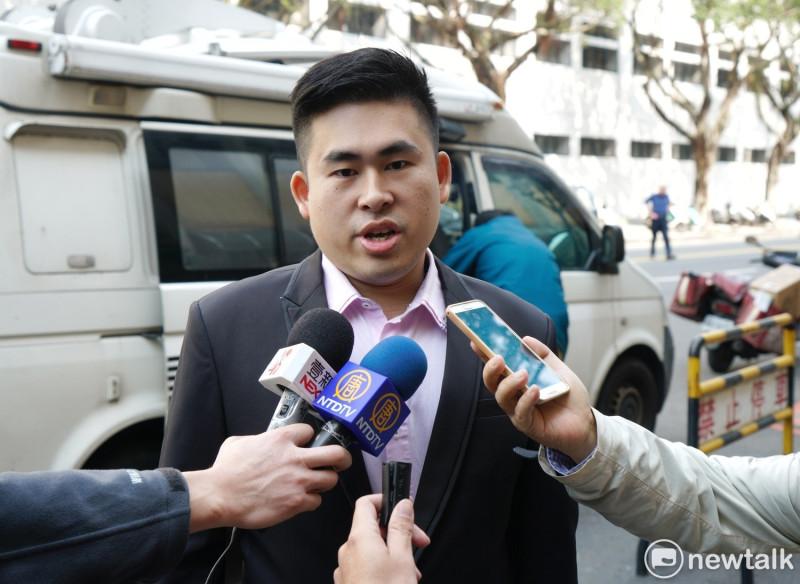 新黨成員王炳忠在進法庭前接受媒體訪問。   圖：張良一/攝