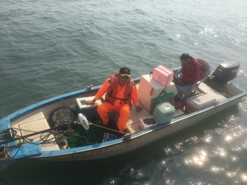 一名81歲老翁海釣時受困海中，布袋海巡隊前往將他營救上岸。   圖：布袋海巡隊/提供