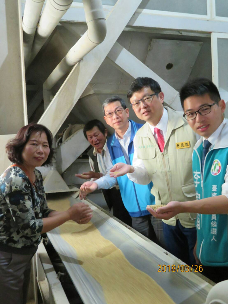 農委會副主委李退之(右二)今(26)日至台南後壁芳榮米廠訪視公糧碾製作業。   圖：農委會／提供