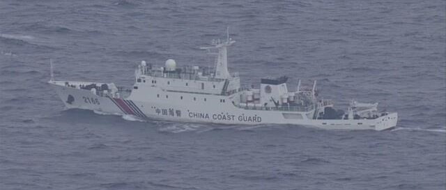 根據中國解放軍報官方帳號指出，4艘中國海警船今(26)日在釣魚島毗連區海域巡航時，遭日本海上保安廳總部警告。   圖：翻攝自網路