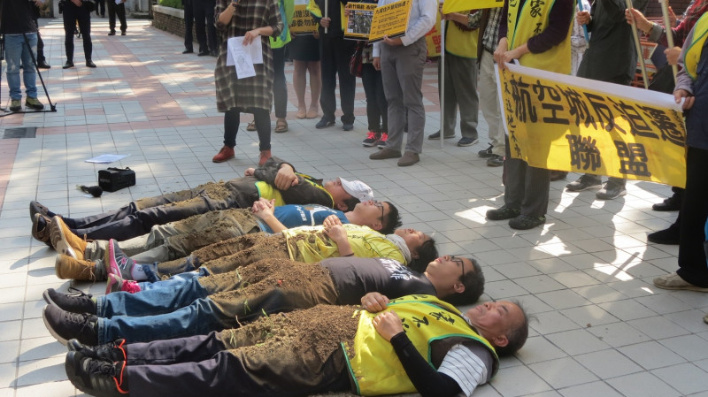 民團演出行動劇，抗議人士趟在地上，並在身上倒土。   圖 : 台灣人權促進會/提供