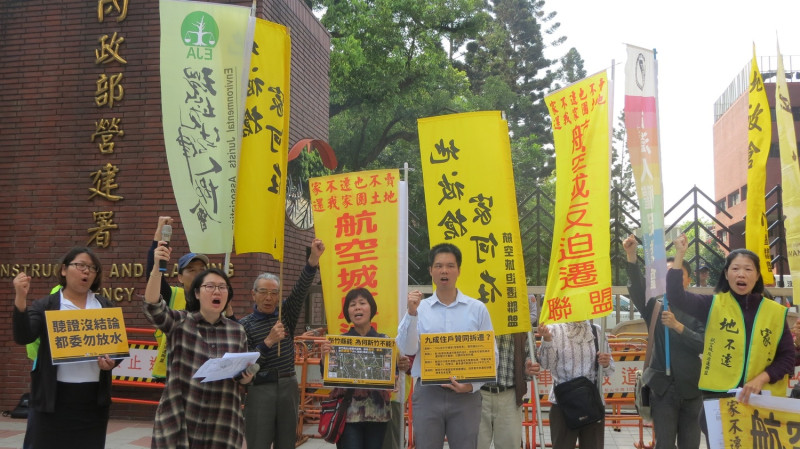 環團及居民呼喊口號反迫遷。   圖 : 台灣人權促進會/提供