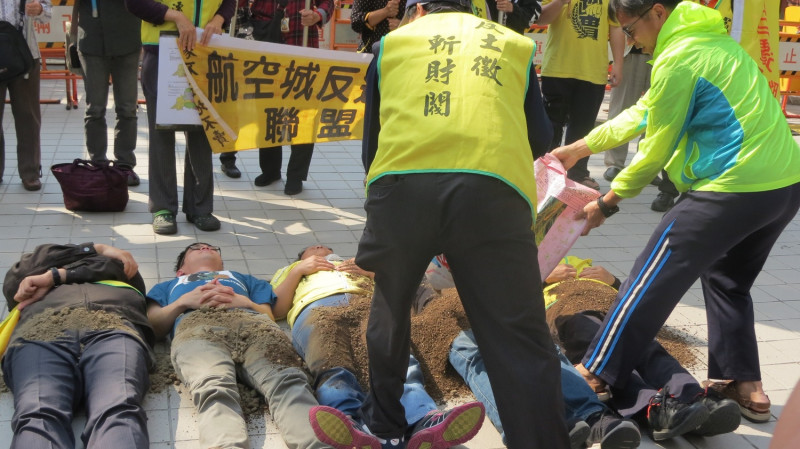 民團演出行動劇抗議。   圖 : 台灣人權促進會/提供