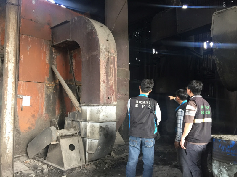 台中市環保局人員檢視工廠的鍋爐。   圖 : 台中市環保局/提供