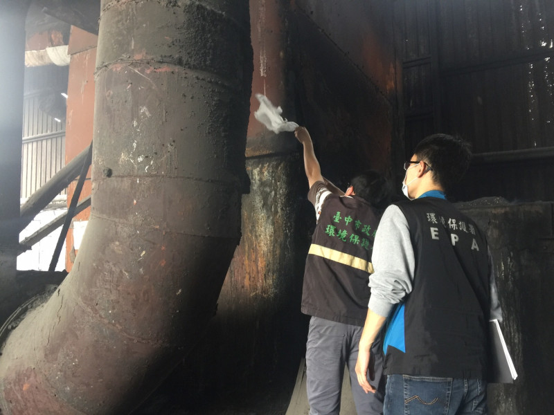 台中市環保局人員檢視工廠鍋爐與排煙系統。   圖 : 台中市環保局/提供