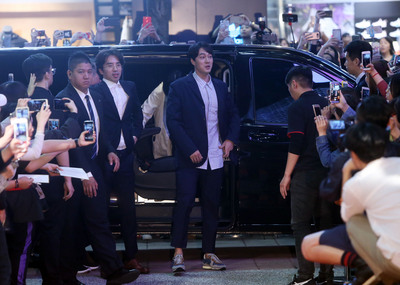 韓星蘇志燮（右）與導演李章焄（左）來台宣傳新片「雨妳再次相遇」，27日在台北出席電影首映會。   圖 : 中央社