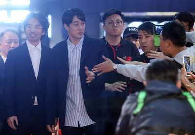 韓星蘇志燮（右）與導演李章焄（左）來台宣傳新片「雨妳再次相遇」與粉絲互動。   圖 : 中央社