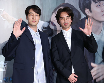韓星蘇志燮（右）與導演李章焄（左）來台宣傳新片「雨妳再次相遇」。   圖 : 中央社